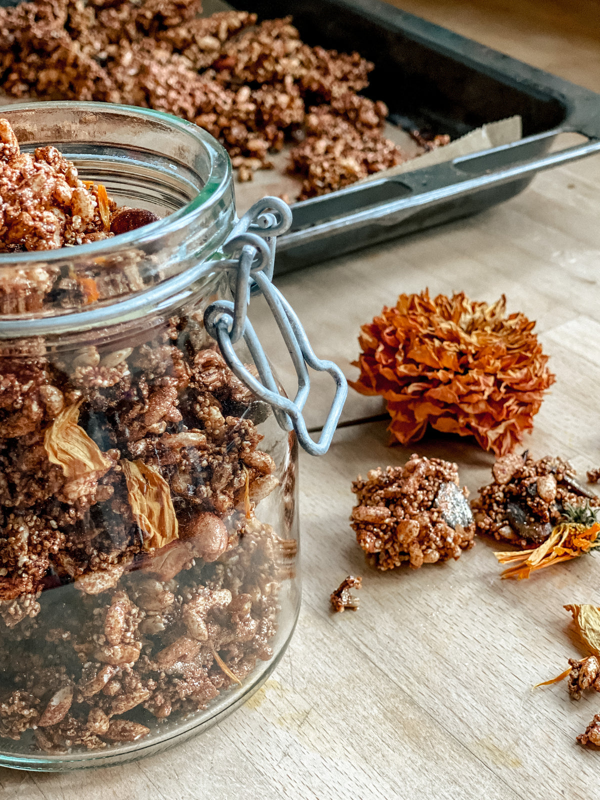 Knuspermüsli Müsli Granola vegan Zimt leicht ganze Nüsse glutenfrei Die Sprießerie essbare Blüten