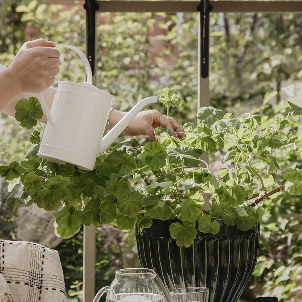 Gießkanne skandinavisch Schweden Strömshaga Weiß Gartenwerkzeug Kanne Vase Metall Balkonpflanzen Zimmerpflanzen gießen 2 Liter