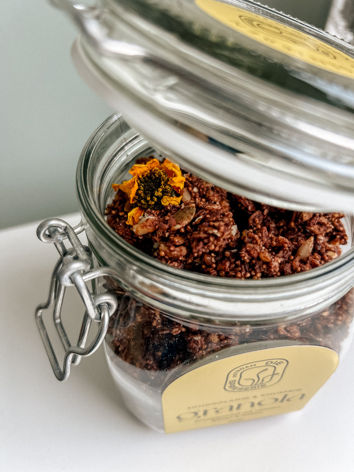 glutenfrei Granola Knuspermüsli Müsli Schokomüsli Die Spriesserie zuckerfrei essbare Blüten