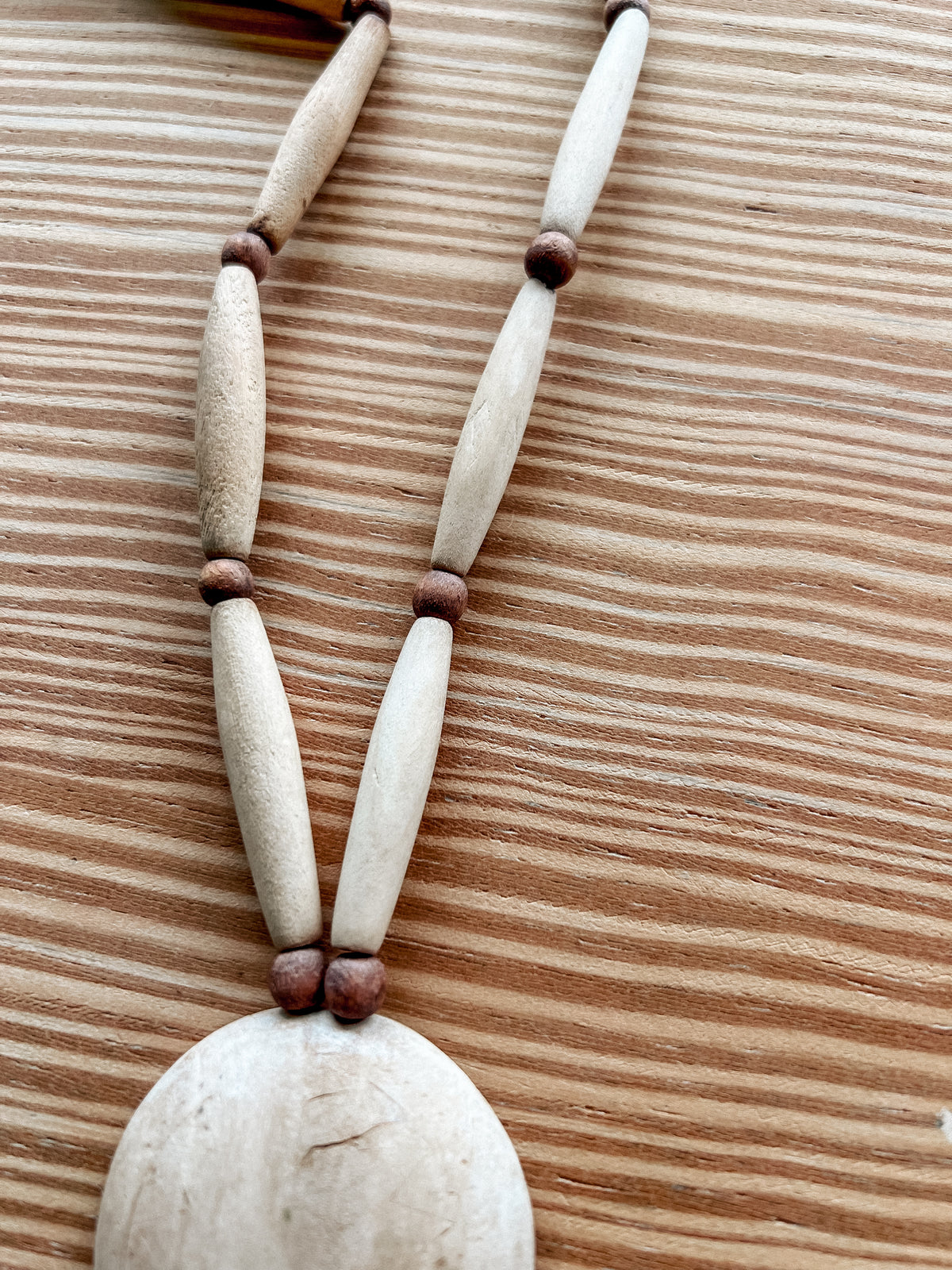 Halskette aus Holz