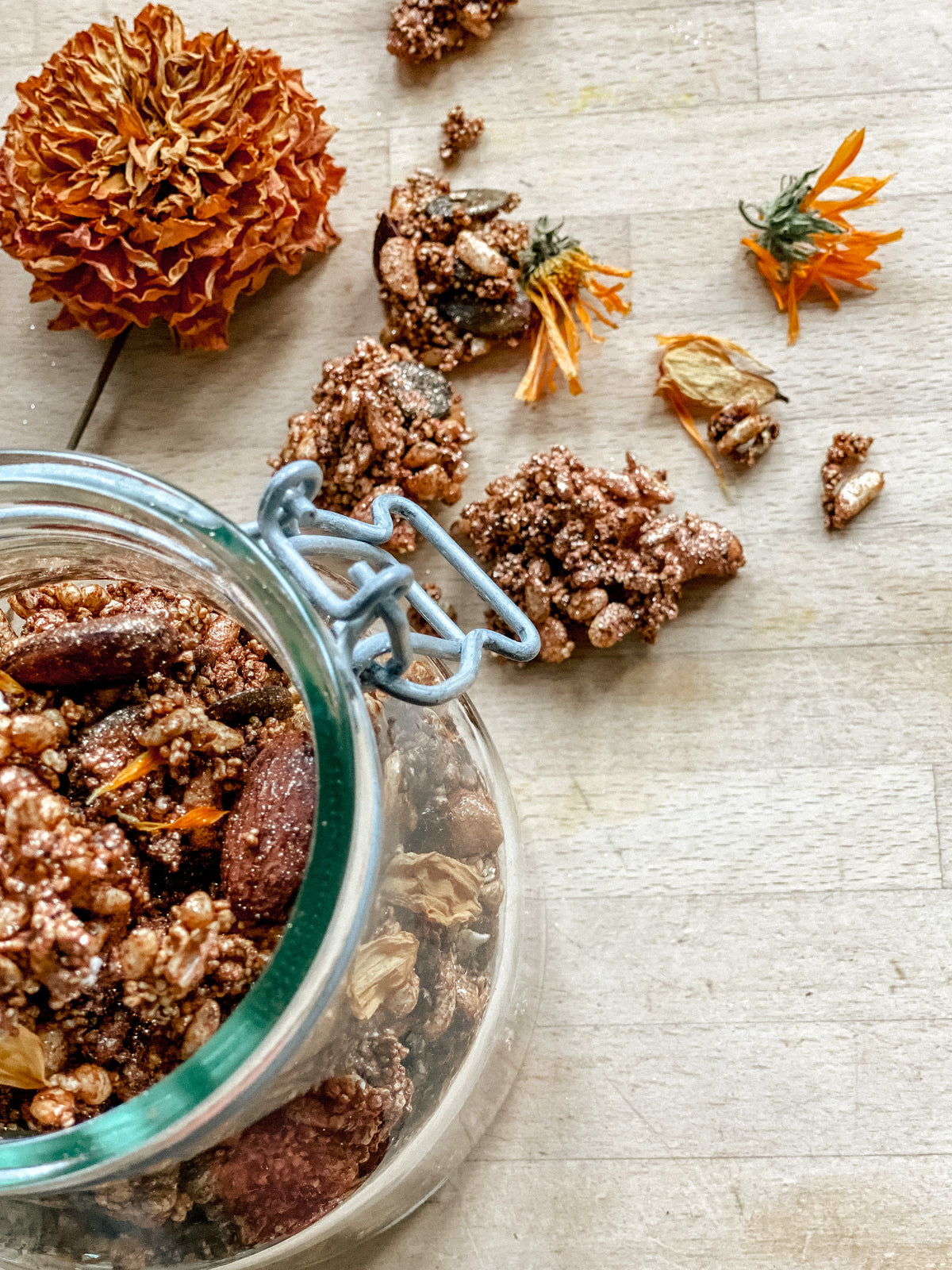 Knuspermüsli Müsli Granola vegan Zimt leicht ganze Nüsse glutenfrei Die Sprießerie essbare Blüten