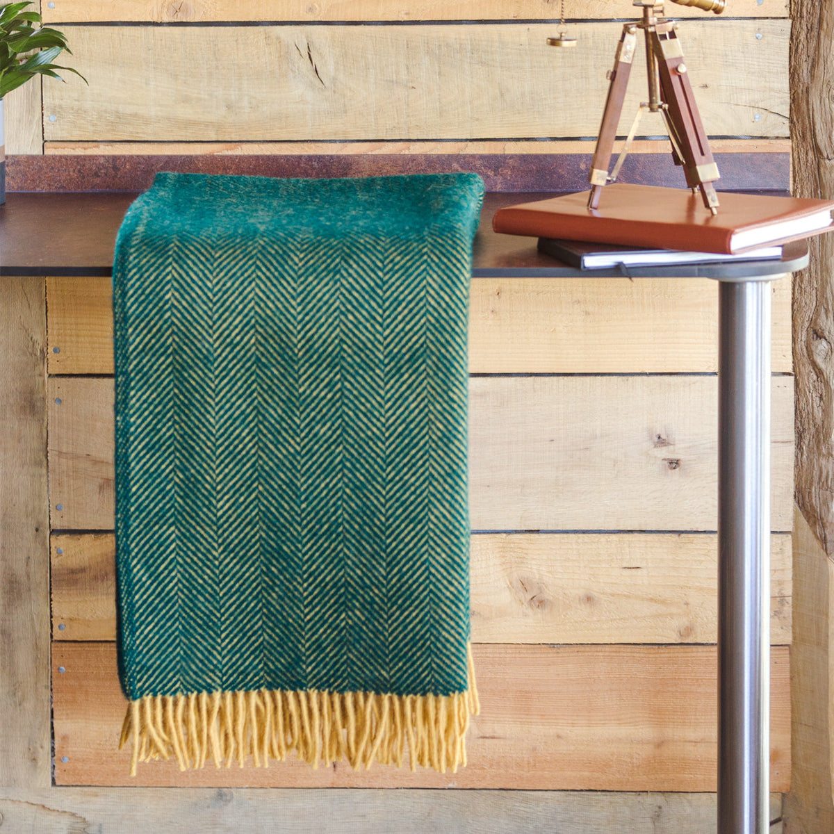 Wolldecke Decke Schurwolle Tweedmill britisch lifestyle UK Design Fischgrät Muster Grün Ocker Emerald Mustard Fransen