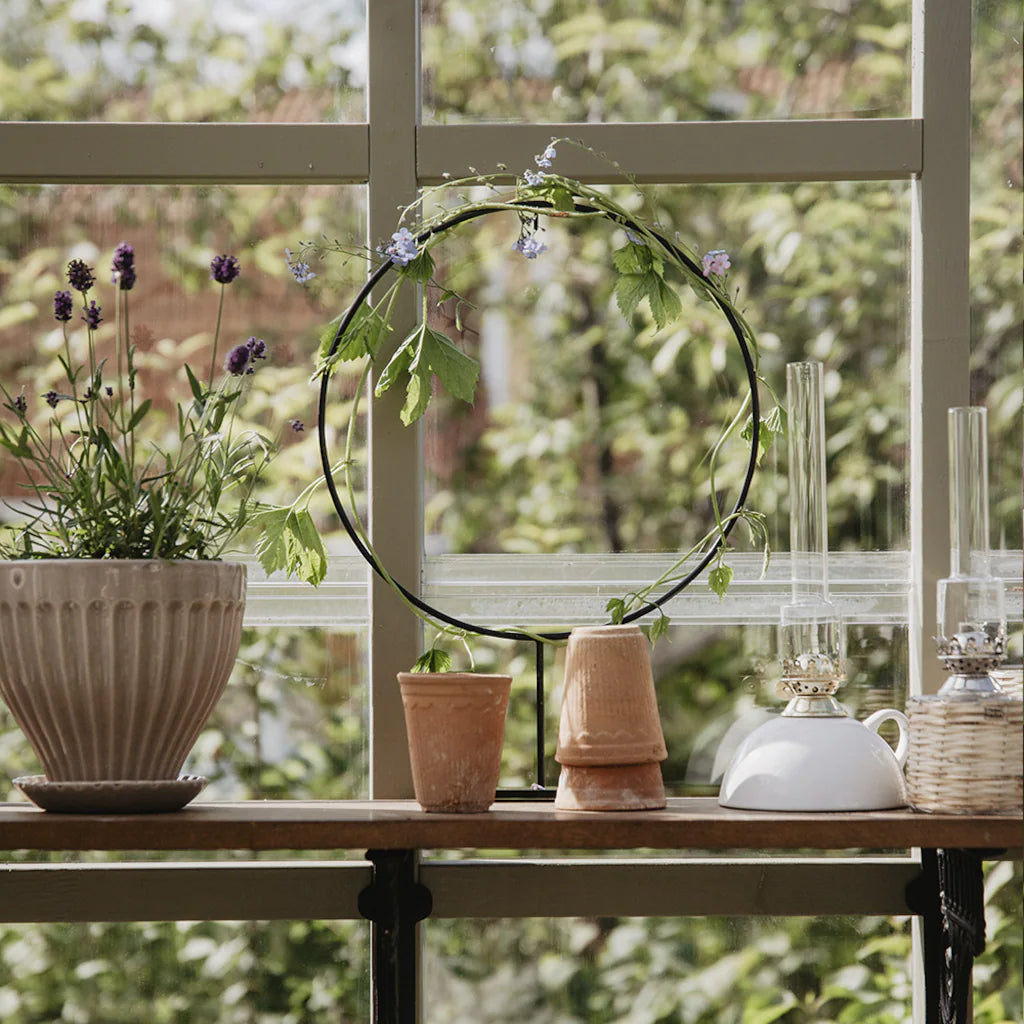 Metal ring with base