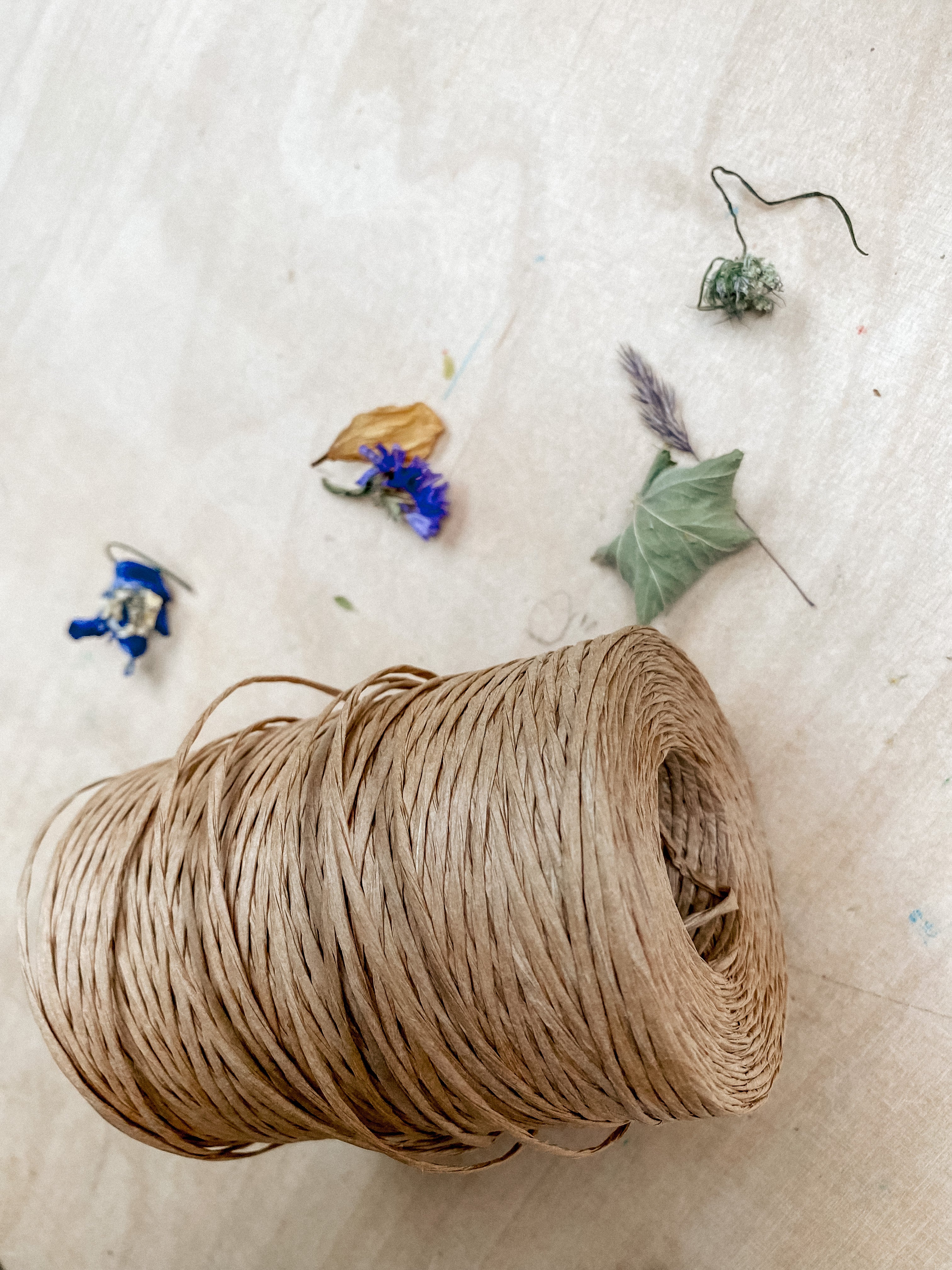 Wire for the garden in natural paper