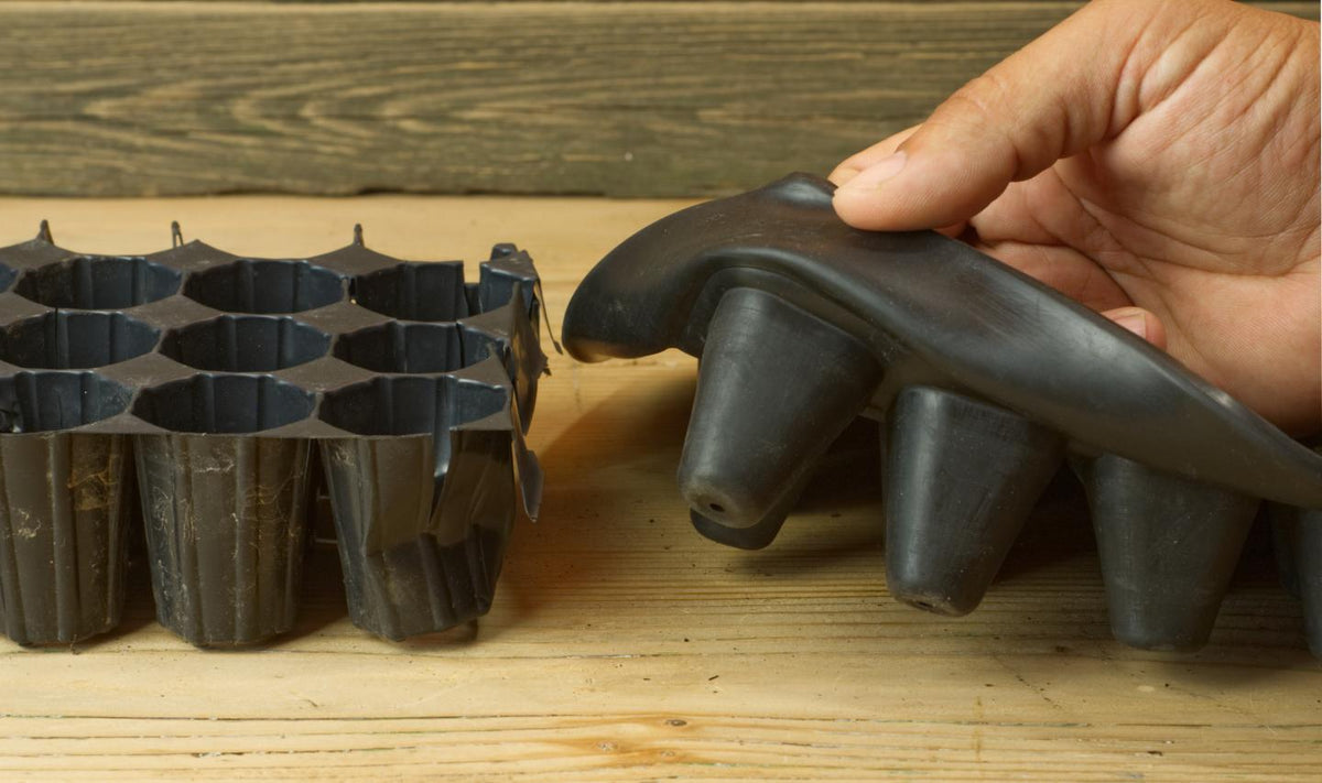 Natural rubber growing tray - for 30 plants