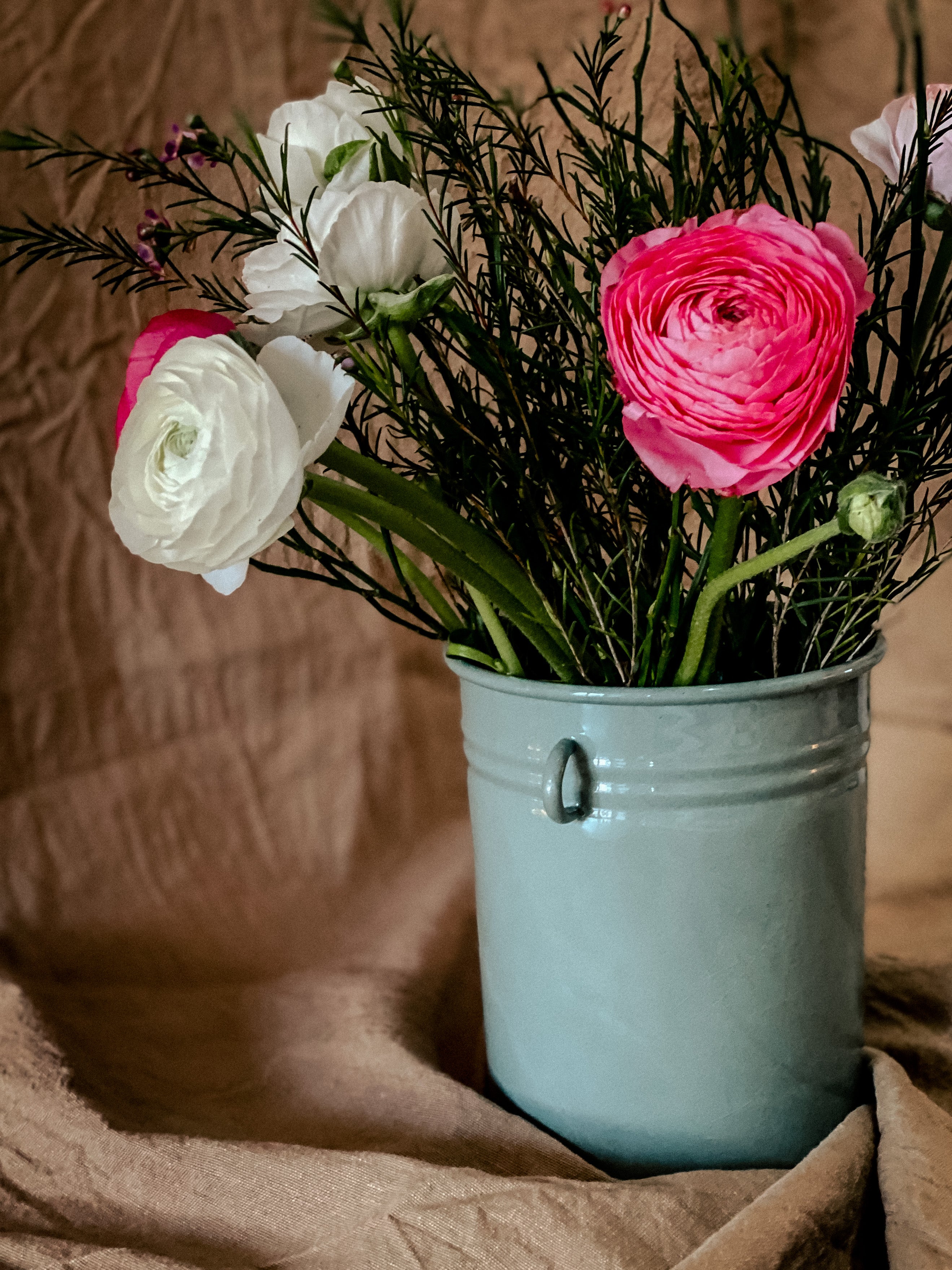 Flower vase / utensil in green-gray
